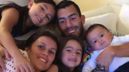 Carlos Tevez, Vanesa Mansilla y sus tres hijos: Florencia, Katia y Lito Júnior