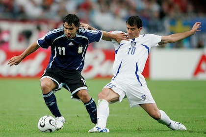 Carlos Tevez, vestido íntegramente de azul, durante la goleada 6-0 sobre Serbia y Montenegro, quizás el punto más alto del equipo de José Pekerman en Alemania 2006
