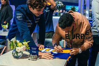 Tevez visitó a Colapinto en el paddock y le regaló una camiseta de Boca autografiada