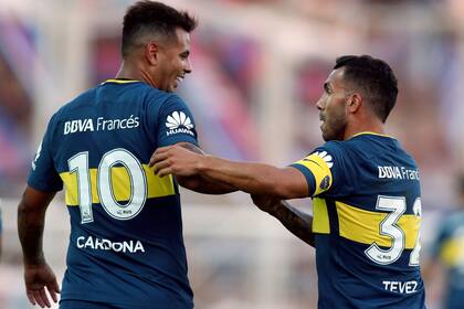 Edwin Cardona y Carlos Tevez, dos jugadores de Boca con feeling dentro del campo de juego