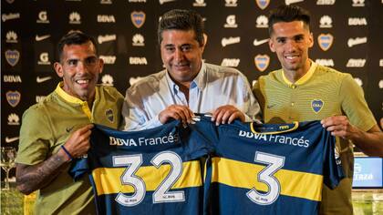 Carlos Tevez y Emmanuel Mas los nuevos refuerzos de Boca junto al presidente de la entidad Daniel Angelici