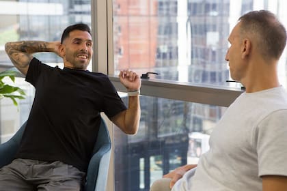 Carlos Tévez y Pepe Sánchez calentando motores minutos antes del evento.