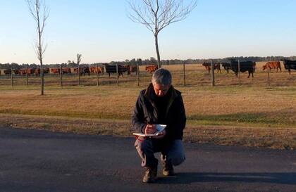 Carlos Thays dibujando.