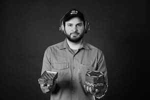 Es carpintero y decidió no ocultar más que tiene esquizofrenia