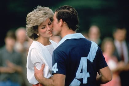Carlos toma del brazo a Diana para darle un beso (ante las cámaras); y ella, corre la cara. La foto, captada a en el torneo de polo de Cirencester Park Polo Club, en Gloucestershire, el 30 de junio de 1985, es conocida como “El beso de Judas” y refleja la tensa situación que atravesaban: Diana ya sufría bulimia y depresión.
