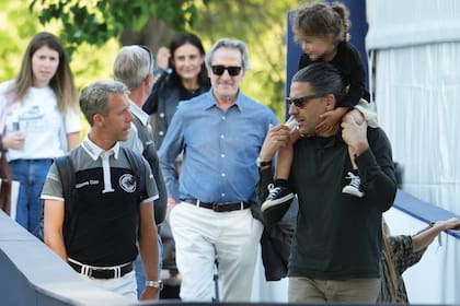 Carlos Torretta (con su hija Matilda en los
hombros), el marido de Marta Ortega, conversa
con el jinete holandés Maikel van der Vleuten,
que integra el equipo sponsoreado por Massimo
Dutti, una de las marcas del gigante Inditex.