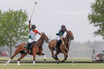 Carlos Ulloa encabeza un ataque de La H, perseguido por Facundo Obregón