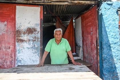 Carlos, vecino de Lanús, posa en la puerta de su casa tras el temporal que afectó al barrio