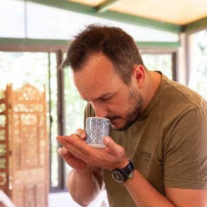 Carlos Vedoya Recio, periodista, investigador y difusor del té. Creó el sello COMI en Misiones y la feria Selva Adentro