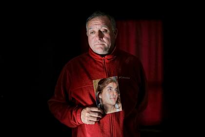 Carlos Vidosa con la foto de su hija, Ingrid. Ella fue asesinada por su pareja en 2015, cuando tenía 25 años. En 2017, el hombre fue encontrado culpable. Carlos quedó a cargo de su nieta.