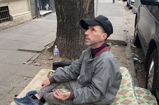 Tiene un problema de salud mental, duerme en una vereda de Palermo y pide que lo ayuden