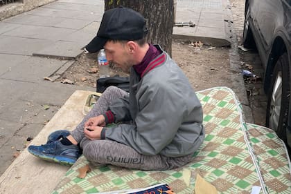 Carlos vive a la intemperie, sobre la vereda de una calle del barrio porteño de Palermo, y reconoce tener problemas de salud mental. Foto: Teresa Buscaglia