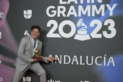 Carlos Vives con su Latin Grammy durante la ceremonia de 2023, celebrada en Sevilla, España