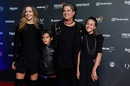 Carlos Vives y su esposa Claudia Elena Vásquez, junto a sus hijos