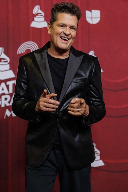 Carlos Vives ya se encuentra en Miami, donde será homenajeado en la edición número 25 de los Latin Grammy como persona del año. El artista colombiano lució impecable con un look total black y un saco brillante