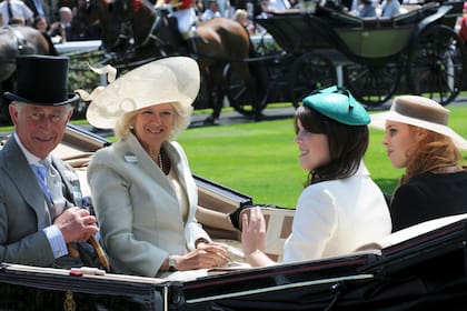 Carlos y Camilla junto a sus sobrinas Eugenia y Beatriz, llegando en un carruaje a Ascot, en 2011. El Rey intentó que las hijas de Andrés no pagaran las consecuencias de los actos del padre. Mientras el hermano del monarca fue despojado de sus títulos reales, sus herederas los conservarán, así como sus lugares en la línea de sucesión al trono. Lo que Carlos no pudo evitar es que las princesas pierdan Royal Lodge, donde celebraron sus respectivas fiestas de casamiento