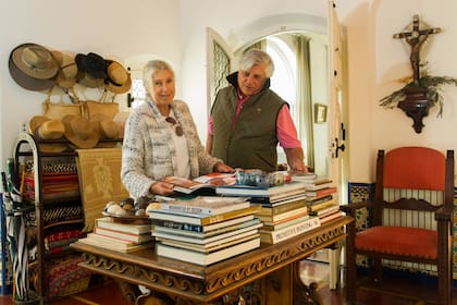 Carlos y Cecilia González de Urquiza en Triana, su casa