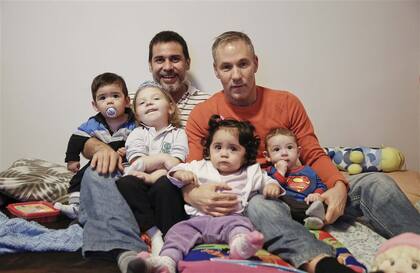 Carlos y Horacio, junto con sus hijos Alma, de tres años; Aira y Vicent, de 13 meses, y Vigo, de cuatro meses