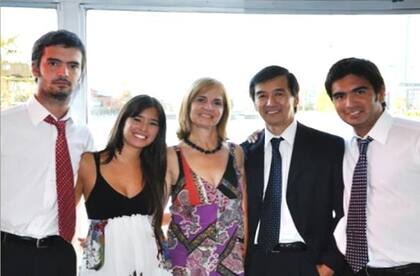 Carlos y Lucila, junto a sus hijos Lucas, Angela y Gonzalo.
