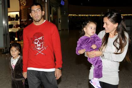 Carlos y su familia en Londres, antes de llegar de visita al país