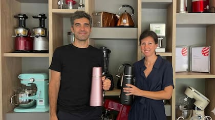 Carlos y Victoria con sus creaciones; por ejemplo, el destacado termo eléctrico de Peabody