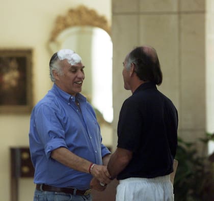 Carlos Zabaleta, padre de Mariano, luce un importante apósito tras recibir varios puntos de sutura por un sillazo en la cabeza; se disculpa con él el padre del Chino Ríos