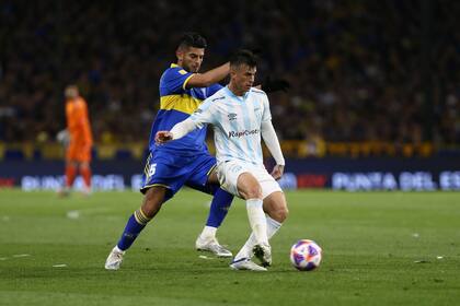 Carlos Zambrano marcando a Lotti; escena del partido que disputaron Boca Juniors y Atlético Tucumán.