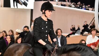 Carlota Casiraghi montada a caballo en un desfile de Alta Costura de Chanel