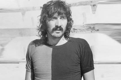 Carlovich nunca se interesó por la fama; en aquel amistoso en que "bailaba" al seleccionado salió tempranamente de la cancha, ovacionado y sin chistar.