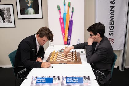 Carlsen apeló a todo su esfuerzo para vencer al prodigio turco Erdoğmuş