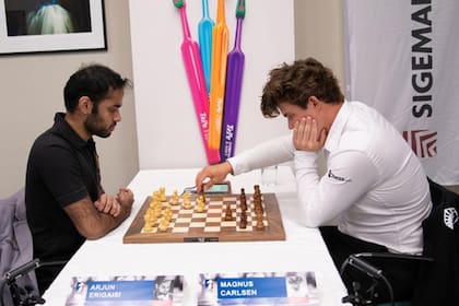 Carlsen, en acción con negras ante Erigaisi