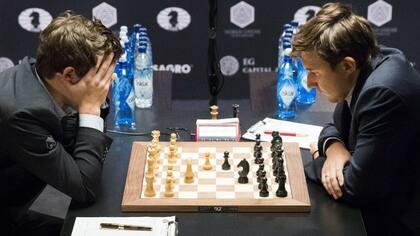 Carlsen (izquierda) no puede creerlo: Karjakin le ganó por primera vez