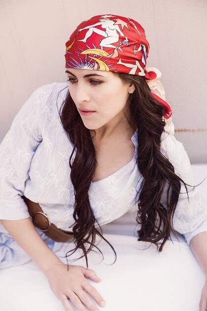 Carmela Benegas Lynch. Actriz, acróbata y viajera. Vestido de lino con bordados (Mirta Armesto), pañuelo (Las Pepas)