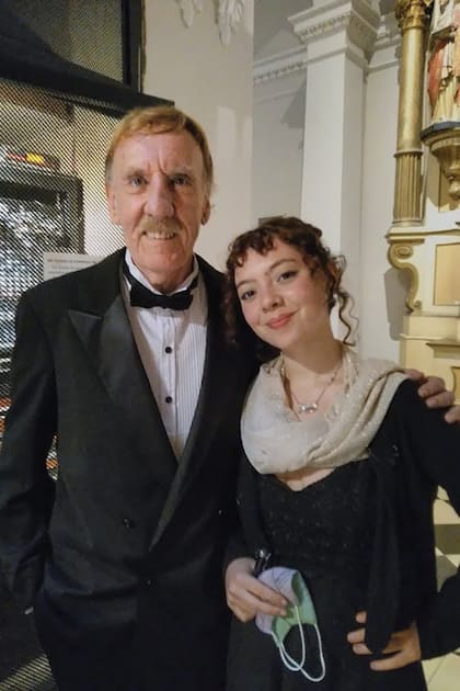 Carmela con su abuelo Muni, compositor, músico y también empresario. Durante muchos años, él manejó El Viejo Almacén, la mítica tanguería donde Ernesto Sabato escribió páginas de Sobre héroes y tumbas.