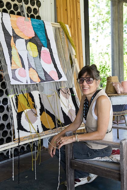 Carmela Irizar, al pie del telar, comenzó su carrera como diseñadora de imagen y sonido.