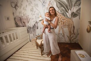 Carmela posa junto a su hijo Ciro (que está por cumplir tres meses), en la habitación del bebé.