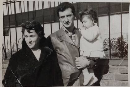 Carmela y Juan Bautista con Sandra en brazos.