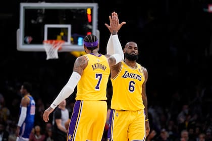 Carmelo Anthony y LeBron James, ambos de 37 años: un plantel de figuras, pero envejecido