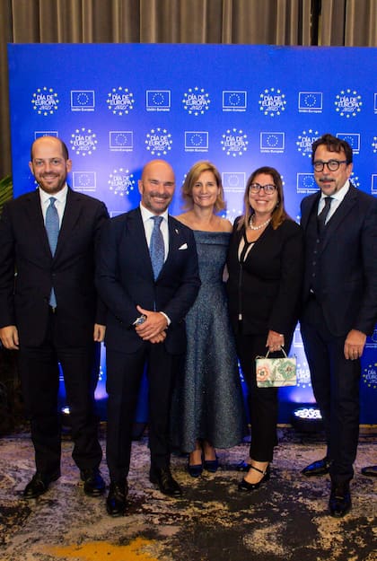 Carmelo Barbera, cónsul general de Italia en Buenos Aires, junto a los anfitriones y al embajador de Italia Fabrizio Lucentini y su esposa, Daniela Simoncelli