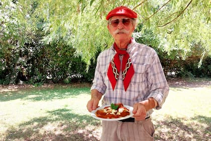 Carmelo Madonia, con un plato de pastas