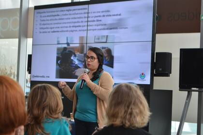 Carmen Alcázar lideró el equipo mexicano de Wikimedia que creó las "editatonas", maratones de edición colectiva especiales para mujeres. 