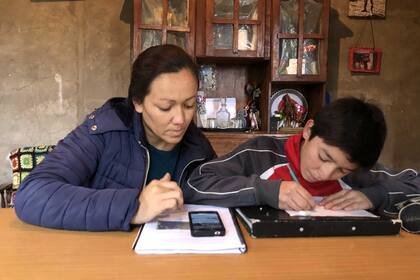 Carmen ayuda a Bruno con las tareas cuando cursa de forma virtual. "Yo prefiero ir a la escuela", dice él.