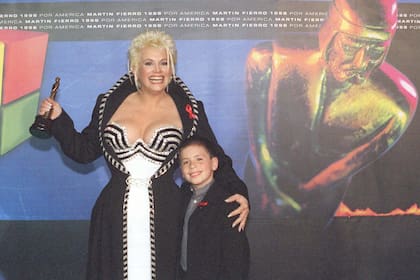 Carmen Barbieri asistió a la entrega de los Martín Fierro de 1999 acompañada por su pequeño hijo Federico