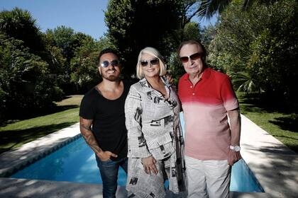 Carmen Barbieri junto a Federico y Santiago Bal. En su casa de los troncos Mar del Plata.