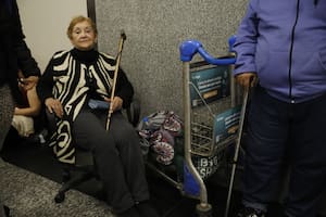 “Mis padres de 90 y 86 años no pueden esperar tanto tiempo”: el drama de los pasajeros con vuelos cancelados