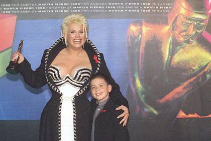 El león de mamá. Carmen con su pequeño Federico, en 1998