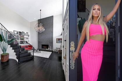 Carmen Electra suele compartir muchas fotos desde su hall de entrada, con una escalera curvada donde posa sus outfits