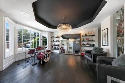 Carmen Electra tiene en el centro de su living una batería