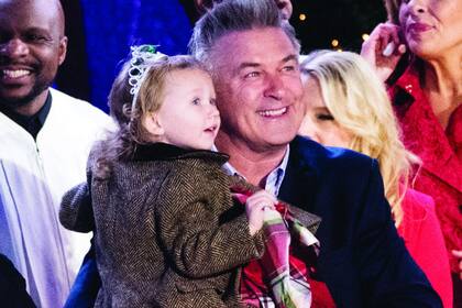 Carmen, en brazos de su padre, encendió el Rockefeller Center. El árbol tiene 90 años, pesa 14 toneladas, mide 28 metros de alto y proviene de Oneonta, Nueva York.