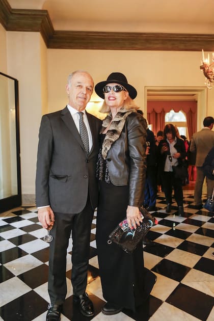 Carmen en la Embajada de Portugal, junto al exembajadorJosé Ludovice